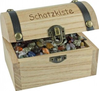 Schatzkiste gef&uuml;llt mit kleinen Steinchen