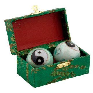 QiGong Kugeln gr&uuml;n marmoriert mit Yin Yang, 40 mm
